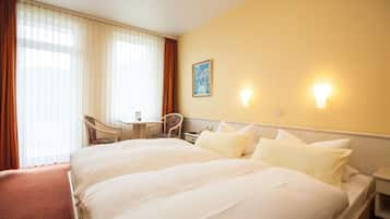 Economy-Doppelzimmer, zum Innenhof hin | Allergikerbettwaren, Zimmersafe, Schreibtisch, Bügeleisen/Bügelbrett