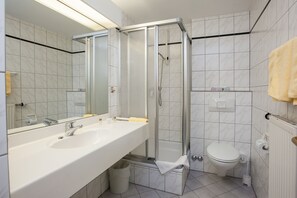 Quarto casal conforto, sacada, vista para o rio | Banheiro | Produtos de toalete grátis, secador de cabelo, toalhas de banho 