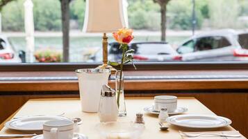 Se ofrece un desayuno bufé (13 EUR por persona)