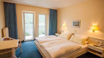 Habitación doble superior, balcón, vistas al río | Ropa de cama hipoalergénica, caja fuerte, escritorio