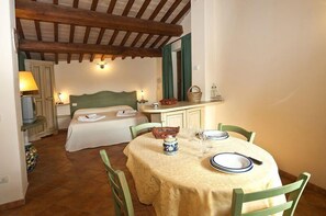 Iron/ironing board, bed sheets