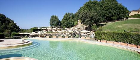 Außenpool (je nach Saison geöffnet), Sonnenschirme, Liegestühle