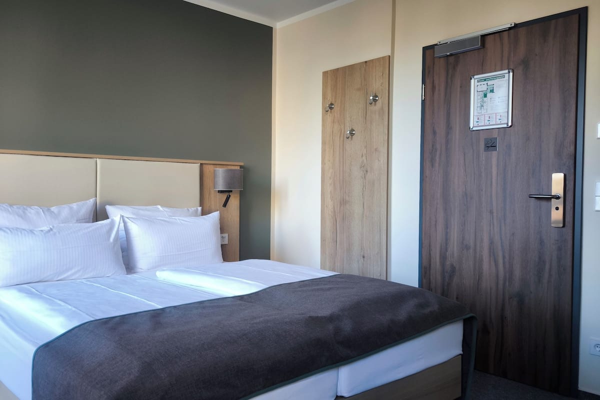 Business Double Room | In-room safe, individually decorated, blackout curtains, free WiFi