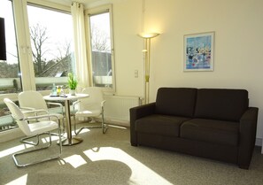 Family Room | Living area | Flat-screen TV - St.-Michaels-Heim Hotel (Berlin)