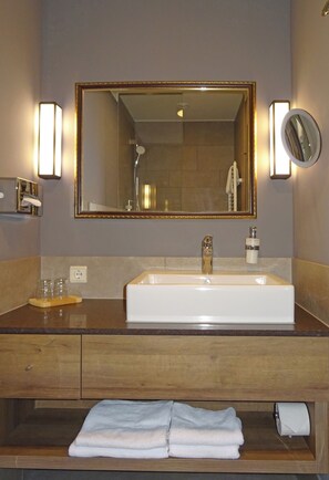 Standard Double Room | Bathroom | Hair dryer, towels, soap, shampoo