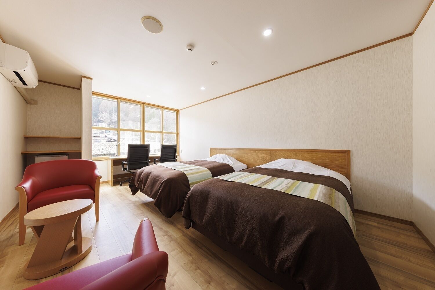 Premium bedding, in-room safe, iron/ironing board, free WiFi