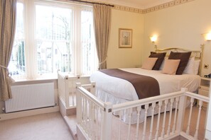 각각 다른 스타일의 인테리어, 각각 다르게 가구 비치, 책상, 암막 커튼