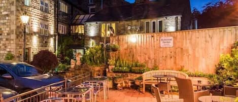 Fassade der Unterkunft – Abend/Nacht