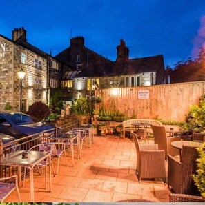 숙박 시설 정면 - 저녁/밤