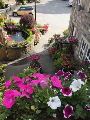 Courtyard view - The Old Bell Inn (Oldham)