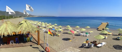 Playa privada, camas de playa gratuitas, camastros y sombrillas