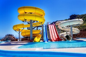 Piscine intérieure, piscine extérieure