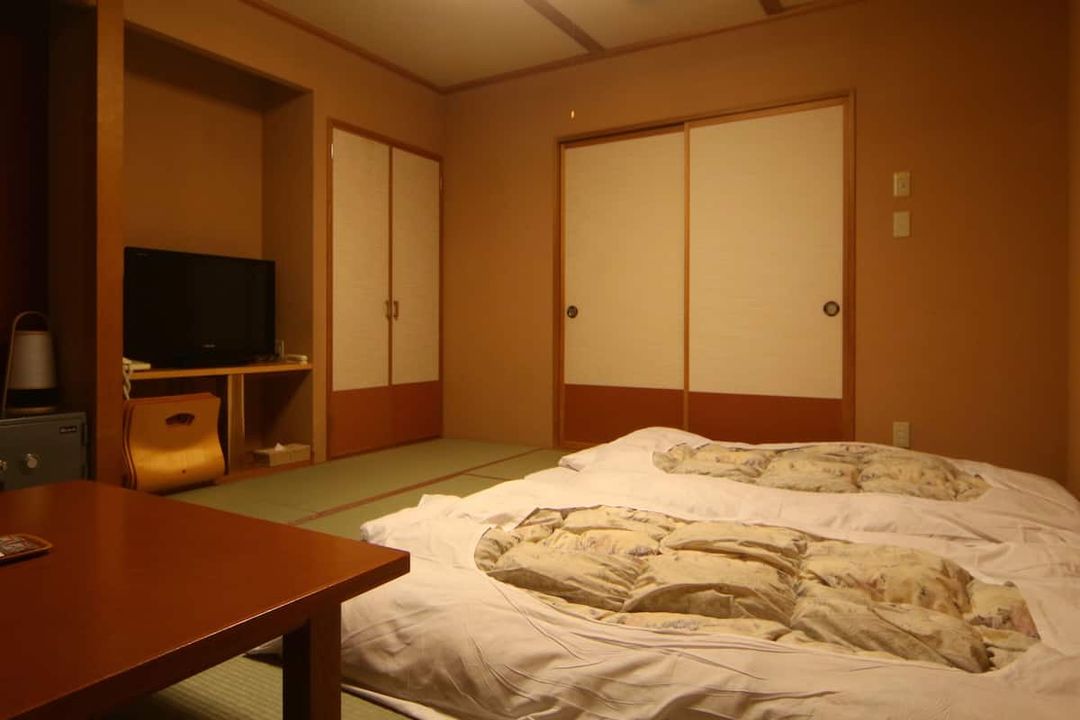 Traditionele kamer, niet-roken, privébadkamer (Japanese, Valley View) | Een kluis op de kamer, een bureau, beddengoed, rolstoeltoegankelijk