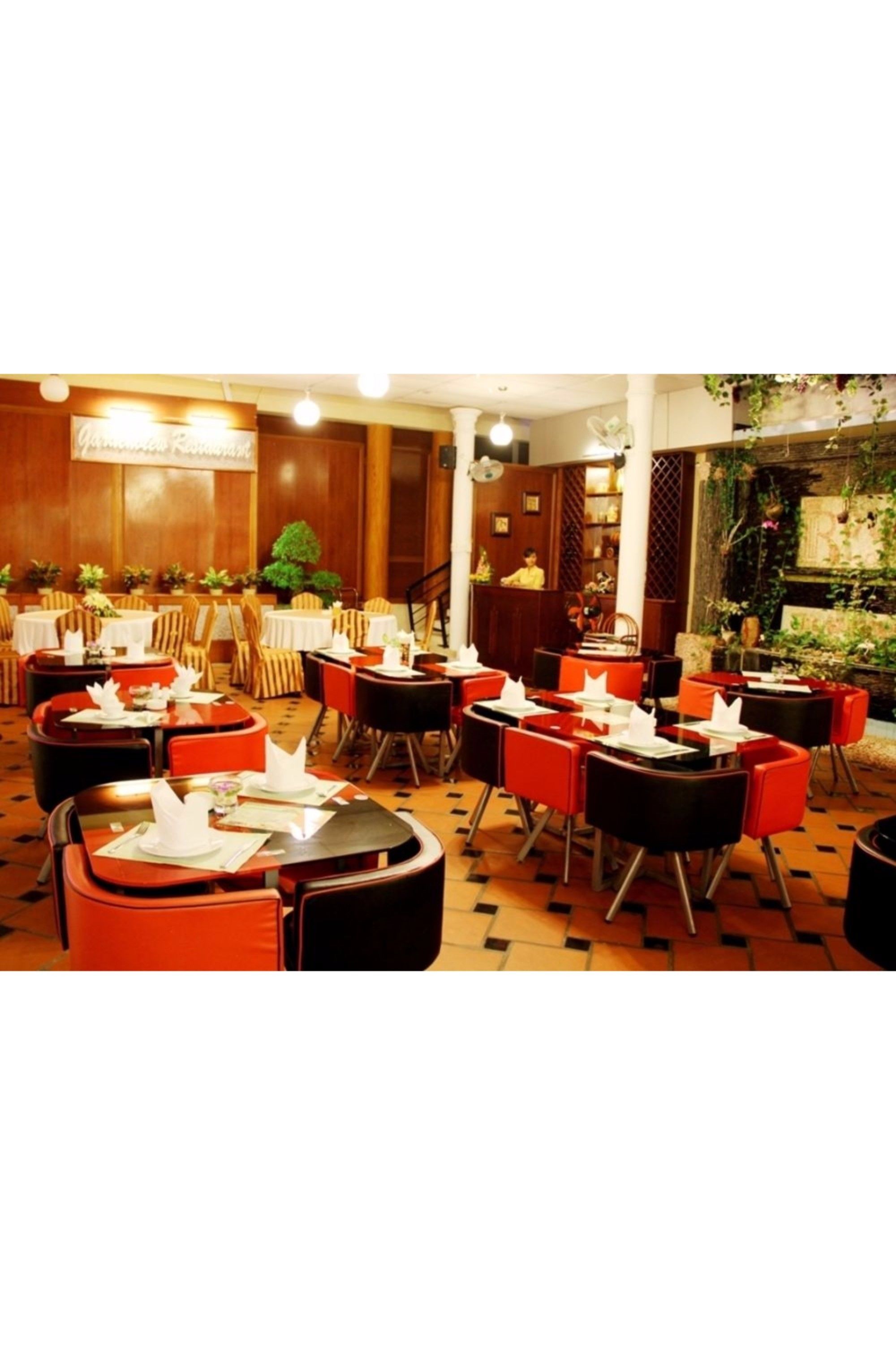 2 restaurantes; se sirven desayunos, almuerzos y cenas