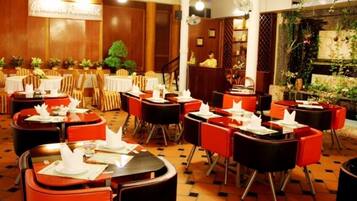 2 restaurantes; se sirven desayunos, almuerzos y cenas