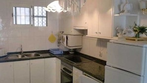 ثلاجة/مجمد بحجم كبير، موقد طهي مسطح