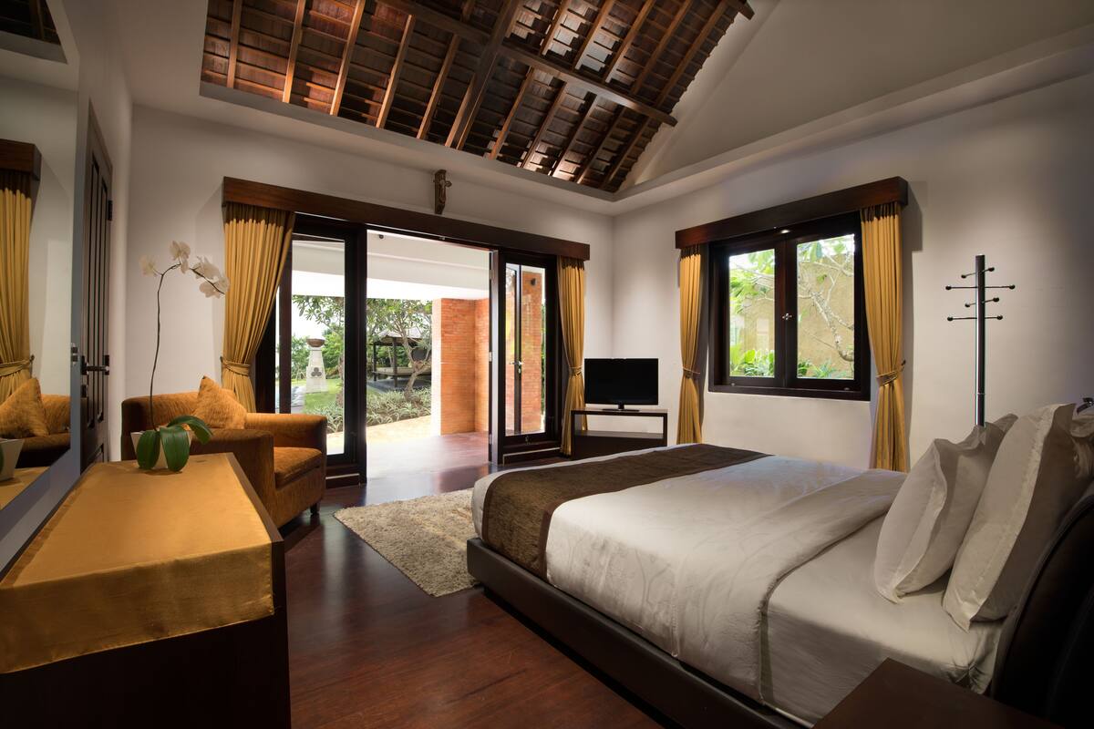 Premium bedding, desk, iron/ironing board, free cribs/infant beds