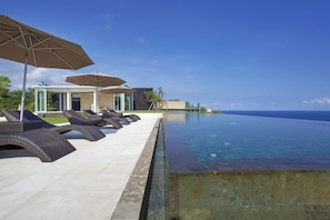 2 outdoor pools