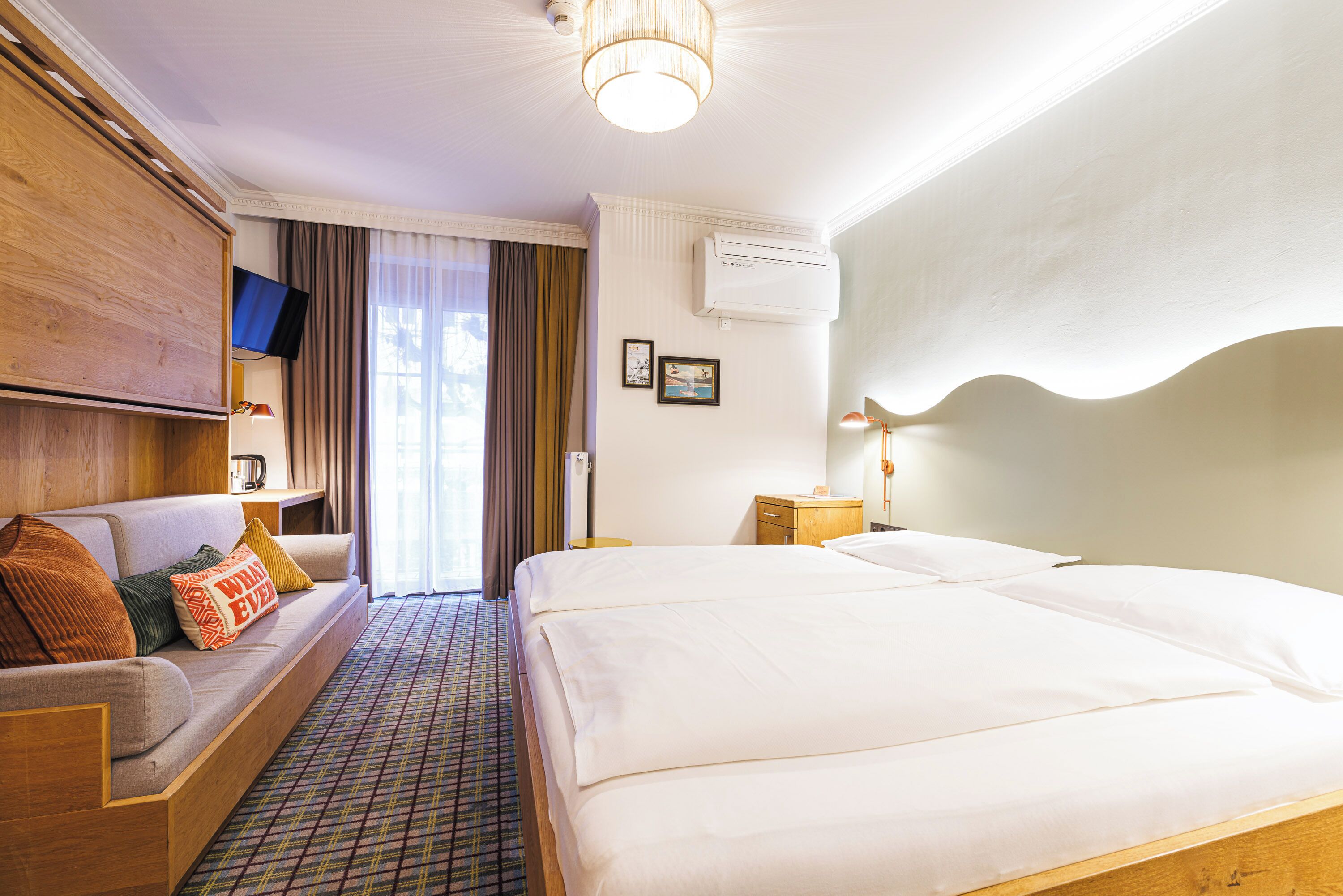 Comfort Room, Balcony | Hypo-allergenic bedding, in-room safe, soundproofing, free WiFi