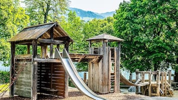Área de juegos infantiles al aire libre