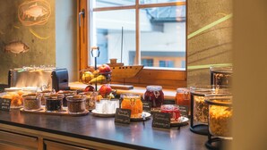 Una barra de desayuno con diversas opciones de comida y acompañamientos.