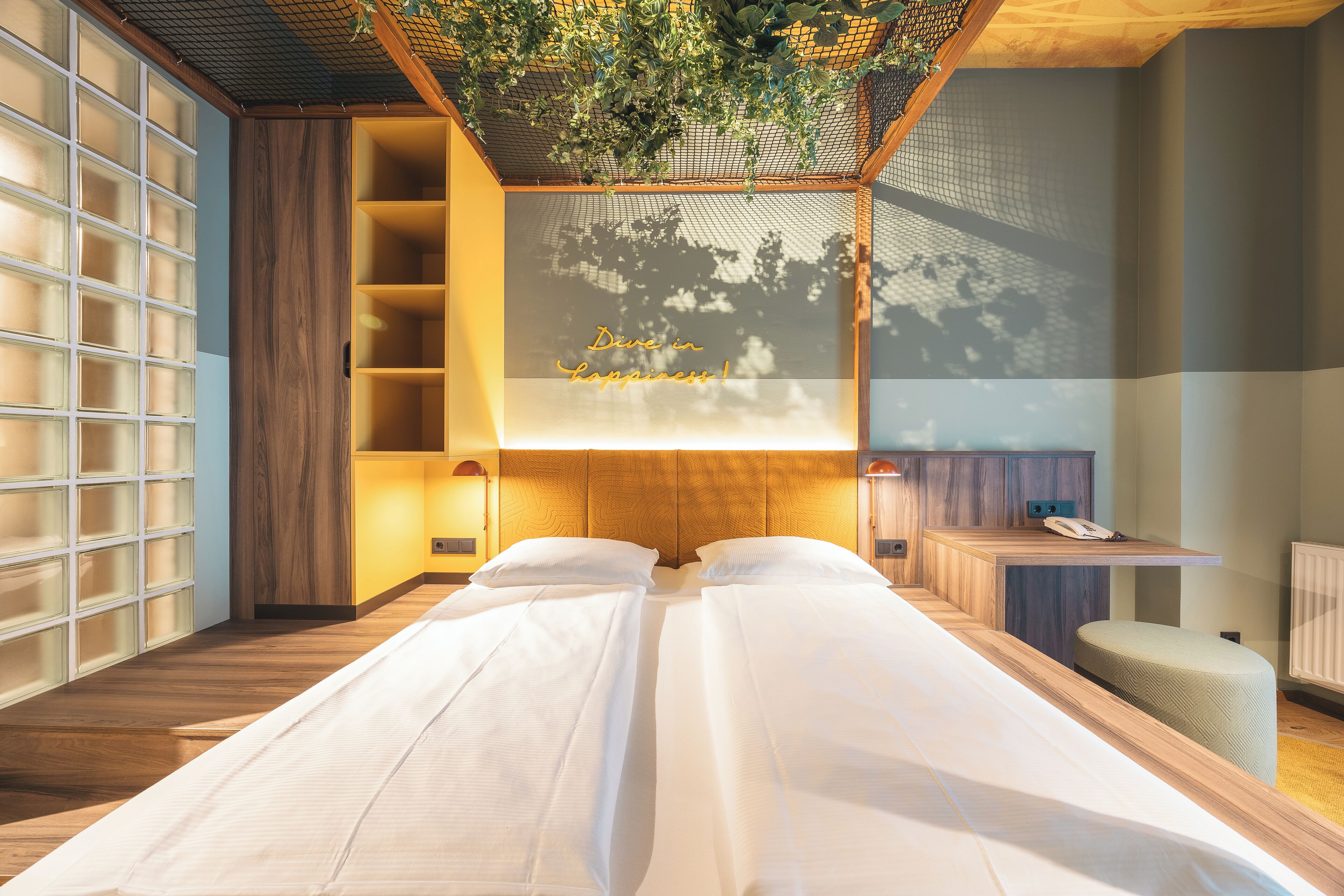 Classic Double Room, Balcony | Peralatan tempat tidur hipoalergenik, peti besi dalam bilik 