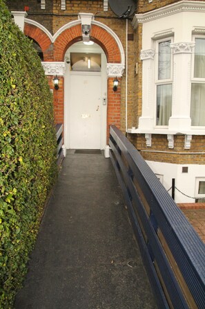 Front of property - London Olympus Hotel Nirvana (London)