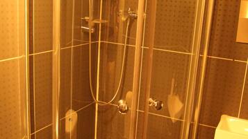 Family Room | Bathroom | Shower, free toiletries, hair dryer, towels