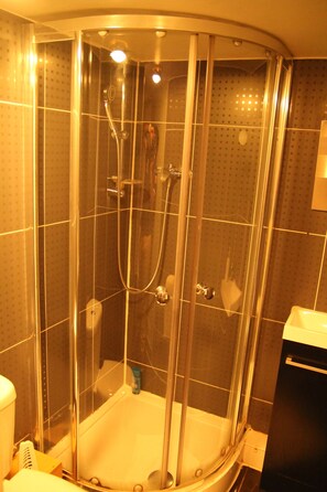 Camera familiare | Bagno | Doccia, set di cortesia gratuito, asciugacapelli, asciugamani