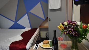 Deluxe Studio, 1 Double Bed | Soundproofing, free cots/infant beds, free WiFi, bed sheets