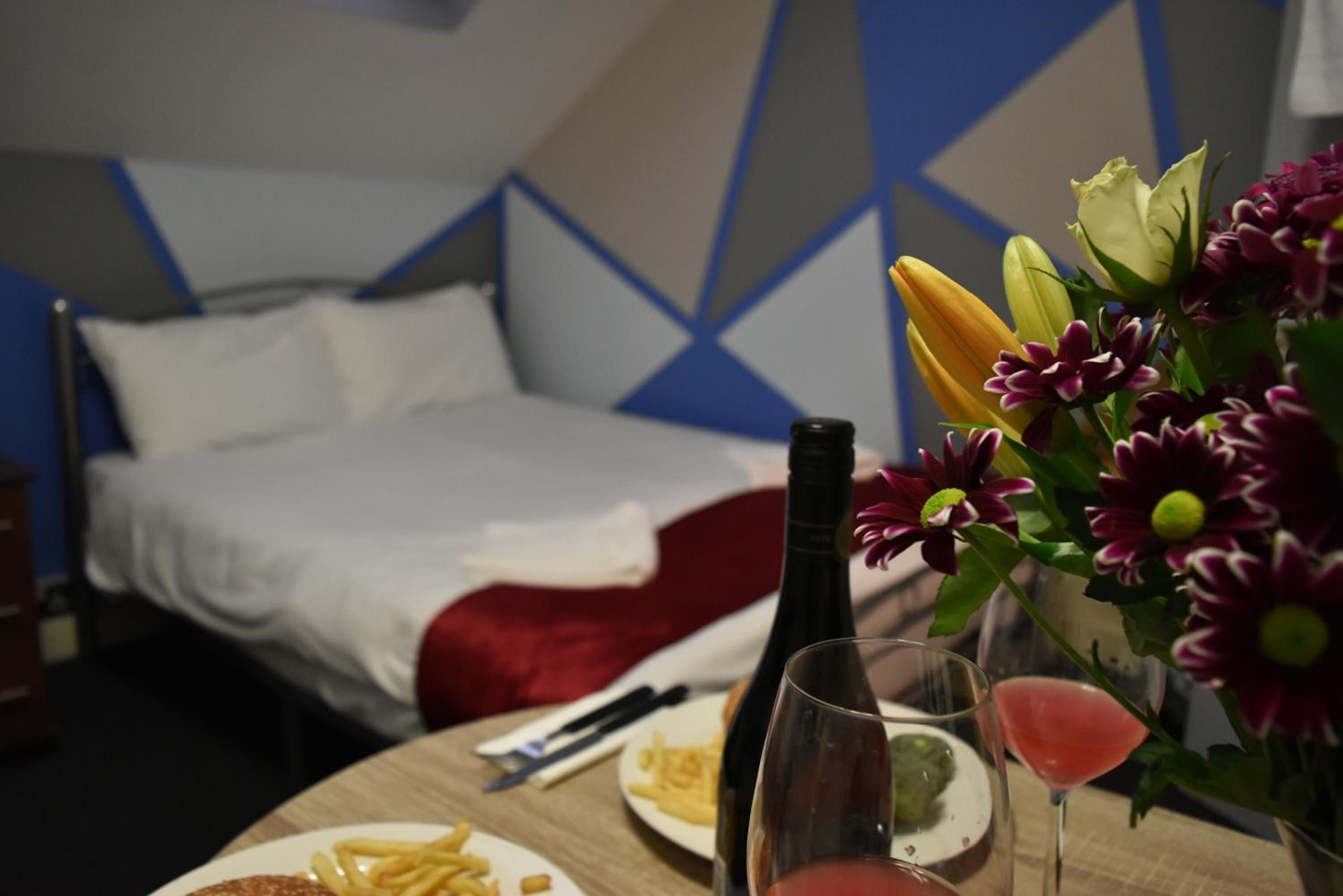 Sistema de insonorización, cunas gratuitas, wifi gratis y ropa de cama 