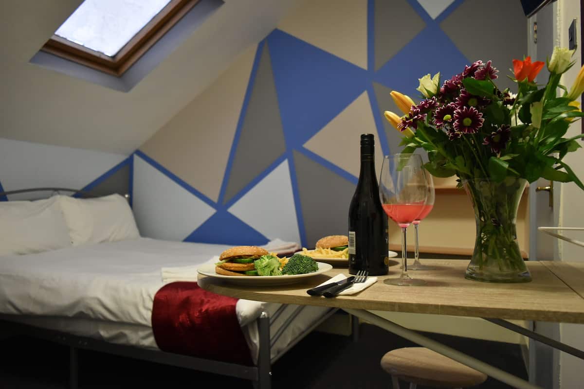 Deluxe studio, 1 tweepersoonsbed | Geluiddichte muren, gratis babybedden, gratis wifi, beddengoed