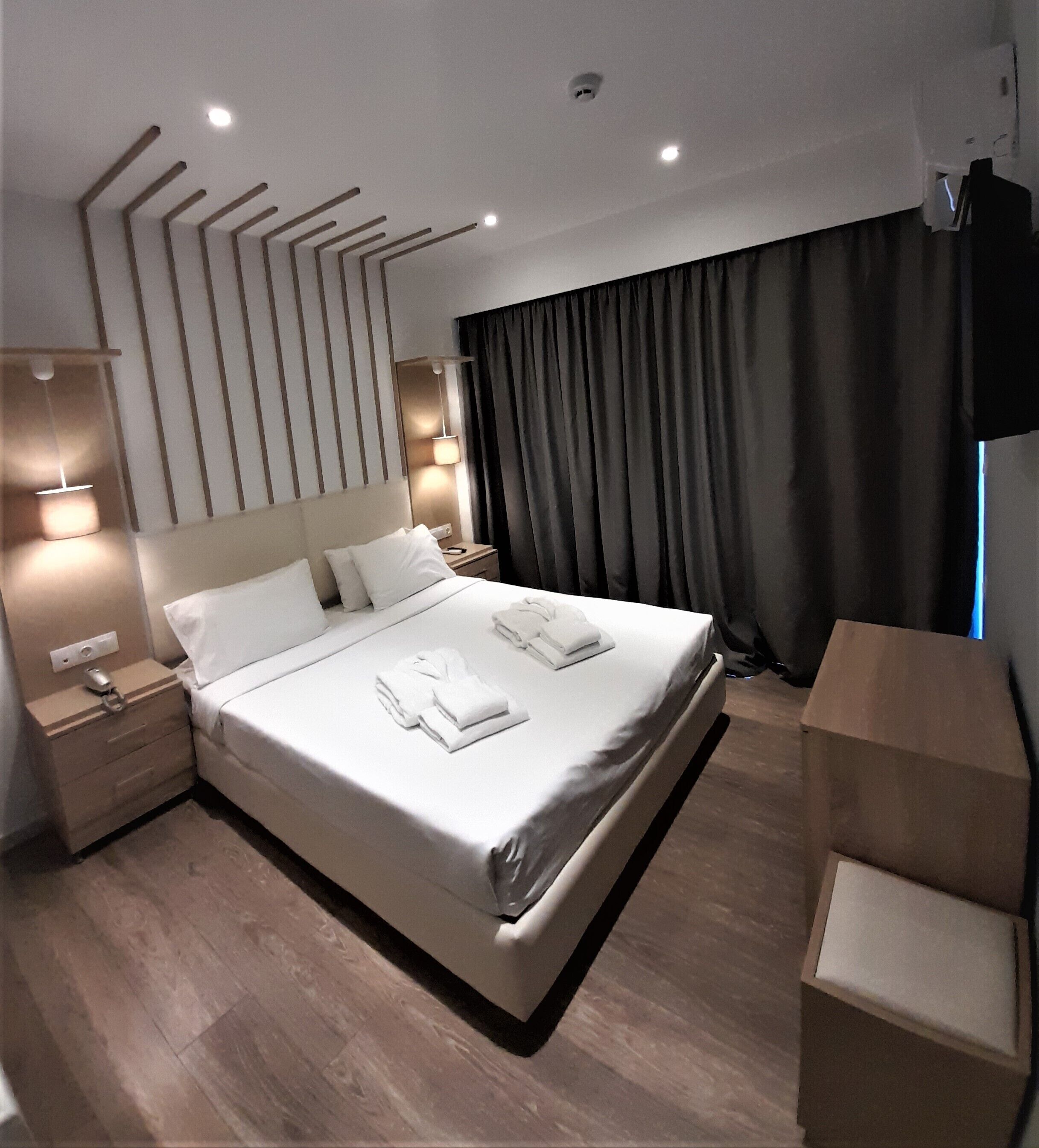 standard double room, 1 double bed | in-room safe, blackout curtains, soundproofing, free wifi