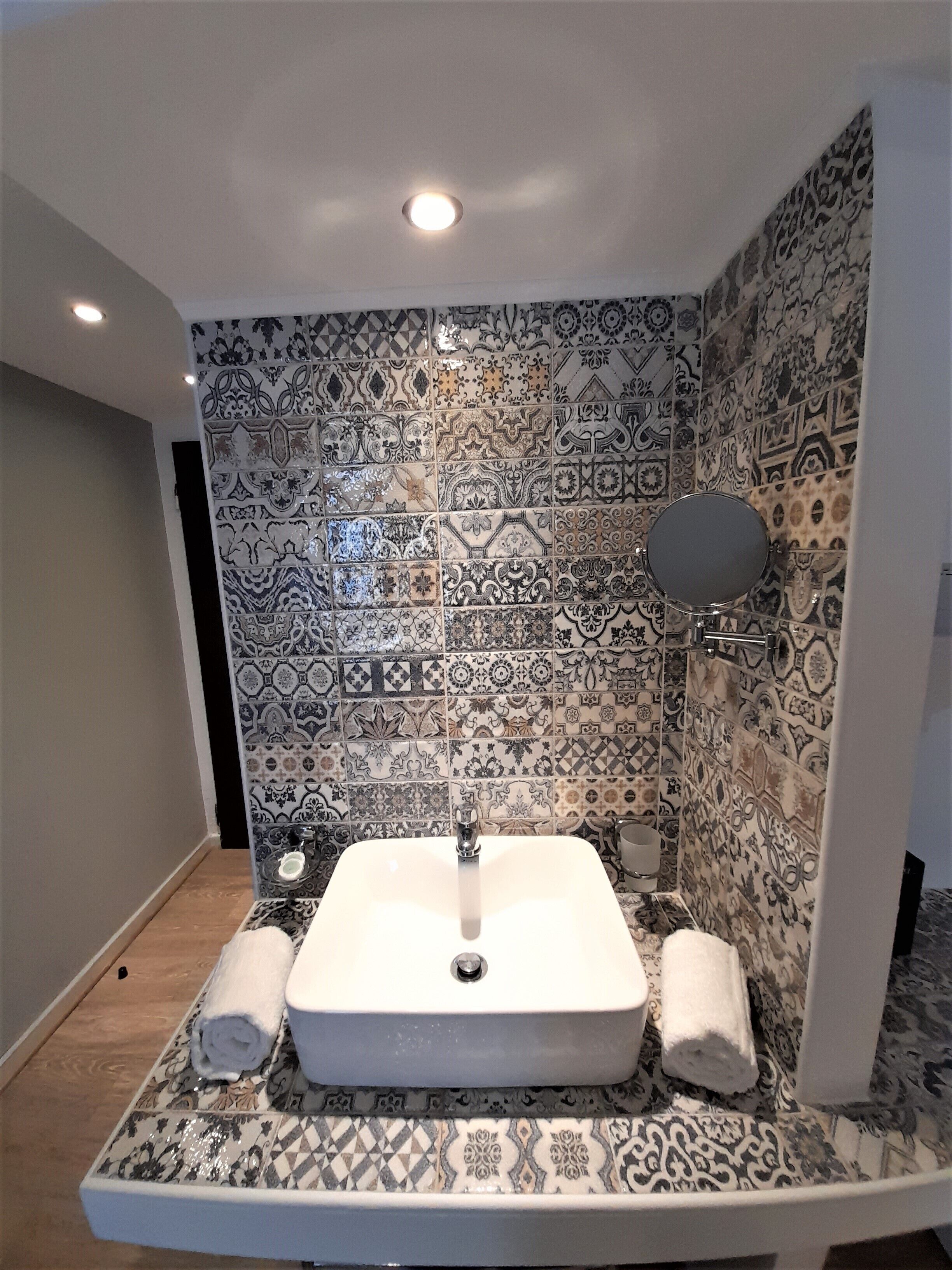 standard double room, 1 double bed | bathroom | shower, free toiletries, hair dryer, slippers