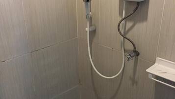 Shower, free toiletries