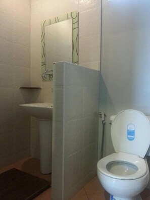 Shower, free toiletries - 189 Resort (Samut Prakan)