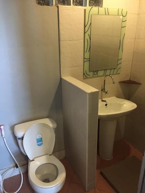 Shower, free toiletries - 189 Resort (Samut Prakan)