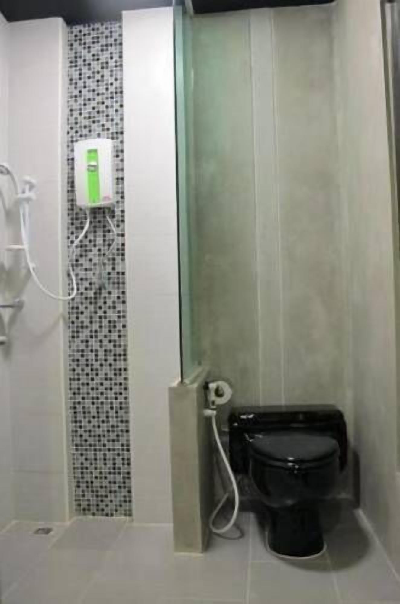 Standard Room, 1 Queen Bed | Bathroom shower