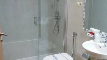 Quarto casal econômico | Banheiro | Banheira, produtos de toalete grátis, secador de cabelo, bidê