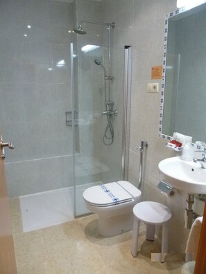 Economy Double Room | Bathroom