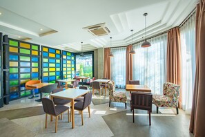 Daily buffet breakfast (USD 5 per person)