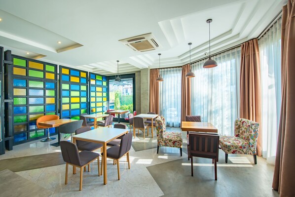 Desayuno buffet (USD 5 por persona) 
