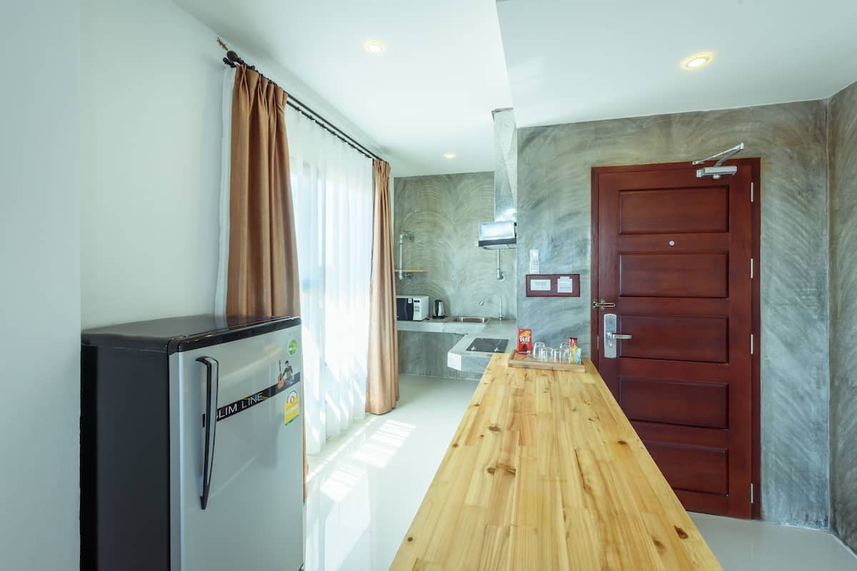 junior suite | private kitchen | fridge, coffee/tea maker