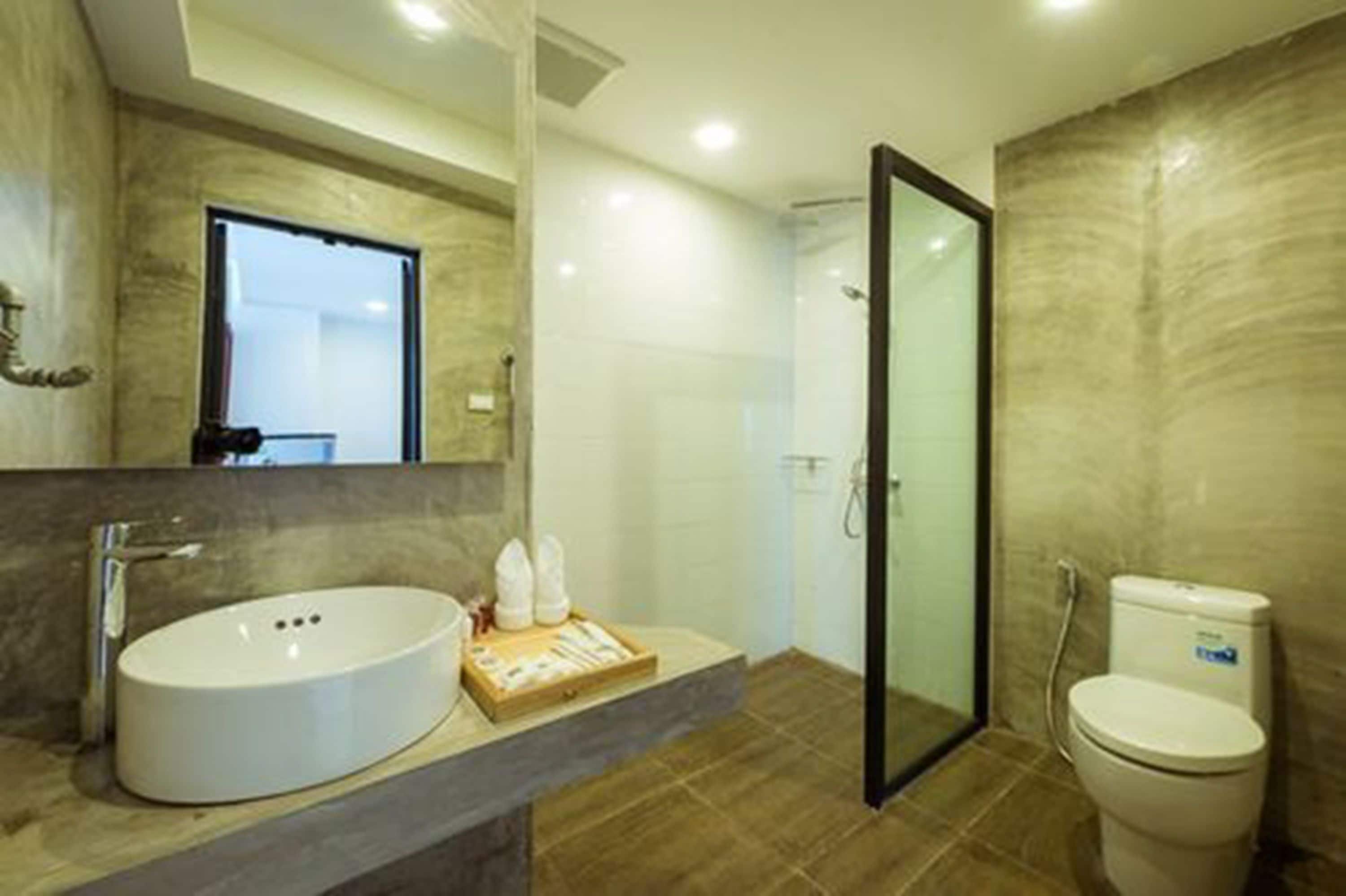 combined shower/bathtub, rainfall showerhead, free toiletries