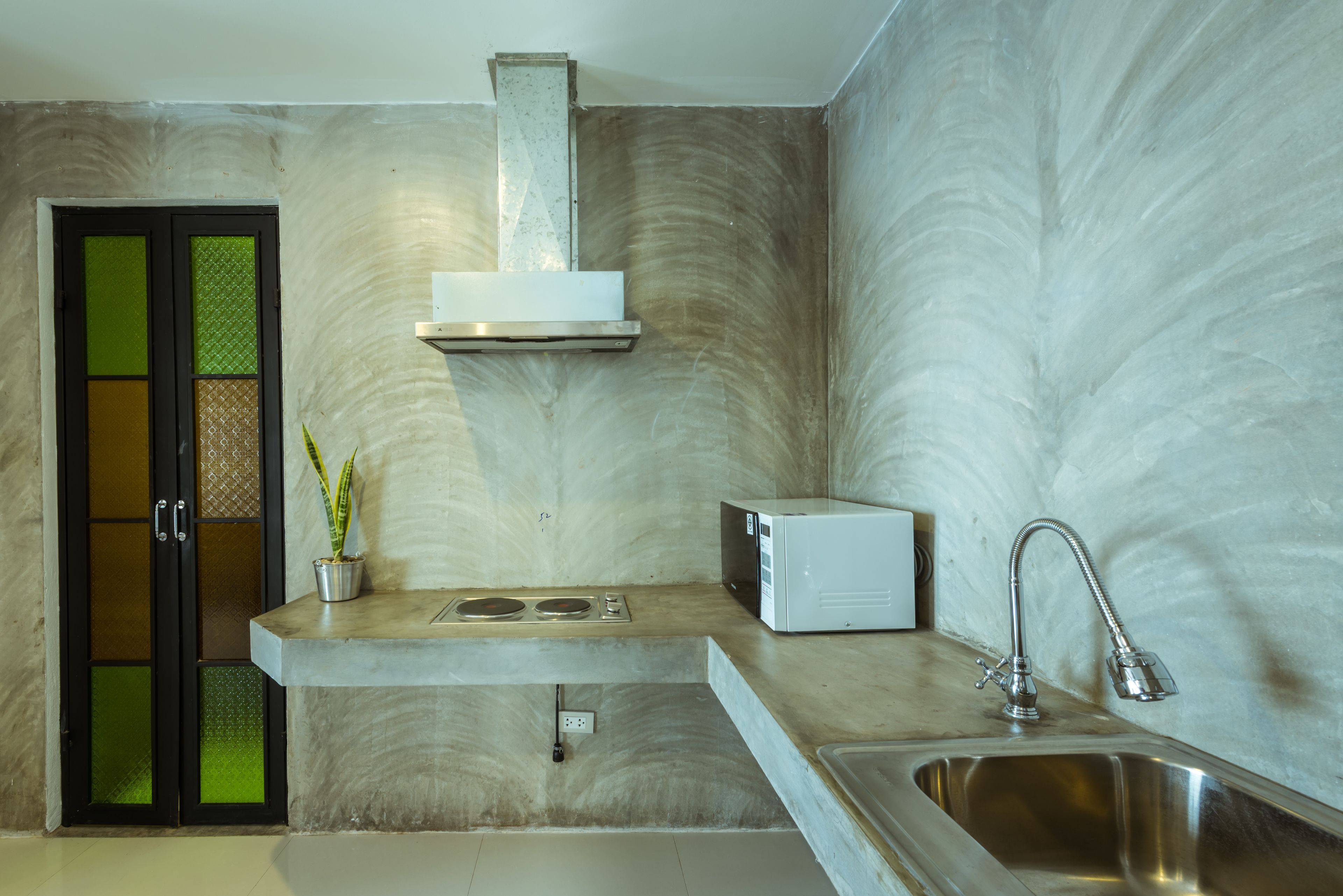 fridge, coffee/tea maker