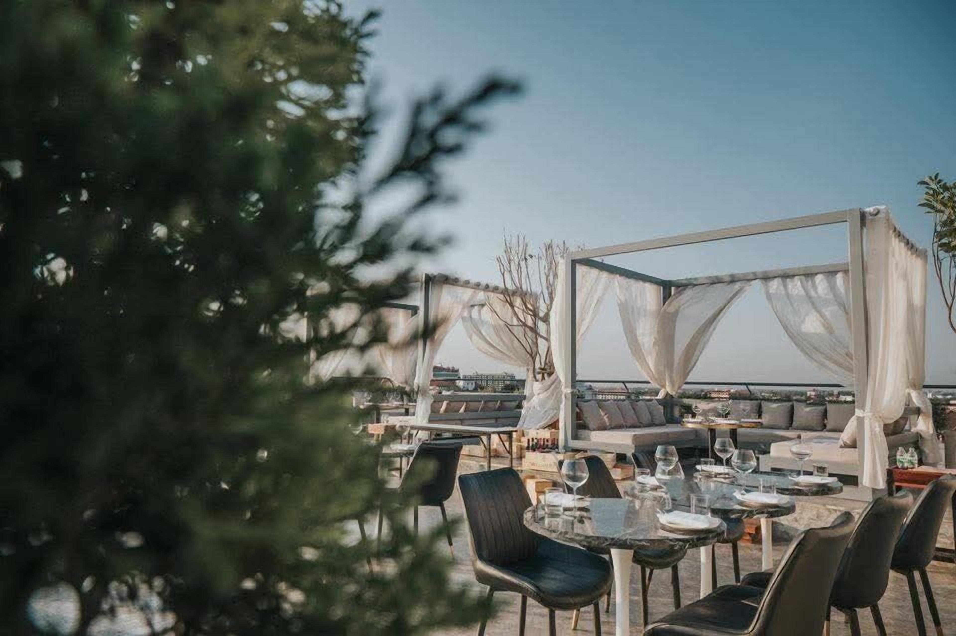 2 restaurants; breakfast, lunch, and dinner served