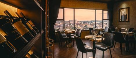 2 restaurantes: opção de café da manhã, almoço e jantar