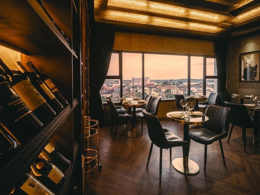 2 restauranter, der serverer morgenmad, frokost og aftensmad