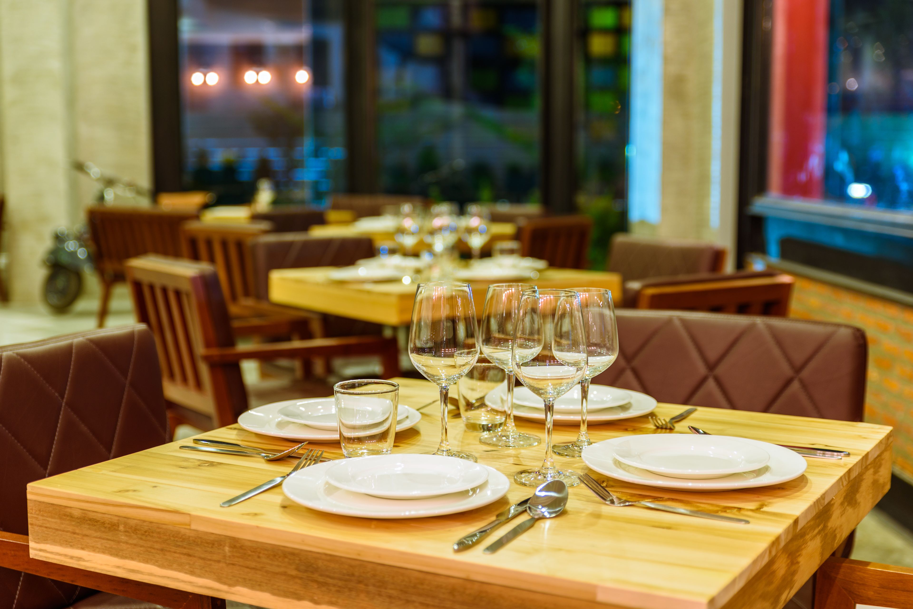 2 restaurantes, se sirven desayunos, comidas y cocina internacional