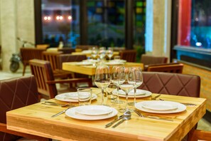 2 restaurants, breakfast, lunch, dinner served; international cuisine